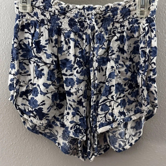American Eagle Women Elastic Waist White/Blue Floral Loose Shorts size XXS - Picture 2 of 6